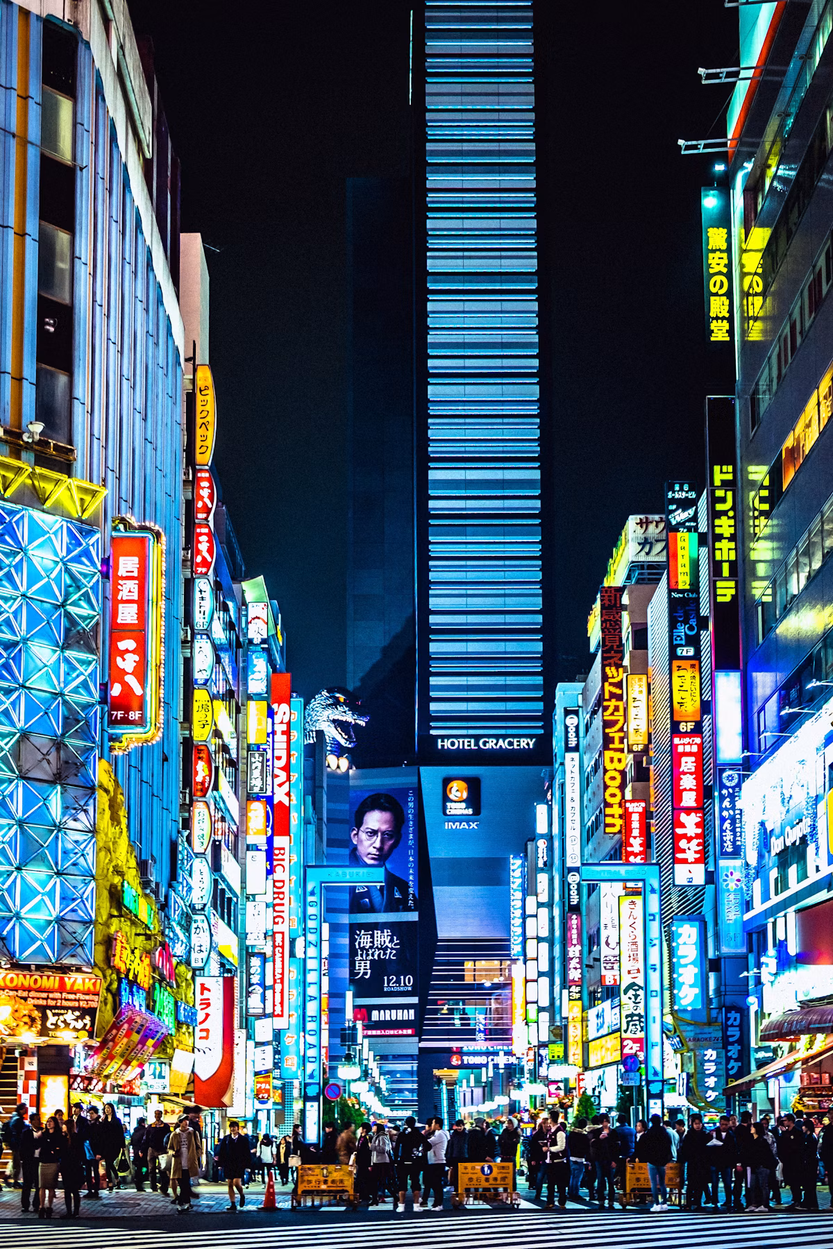 Pemandangan kota Tokyo yang bercahaya di malam hari